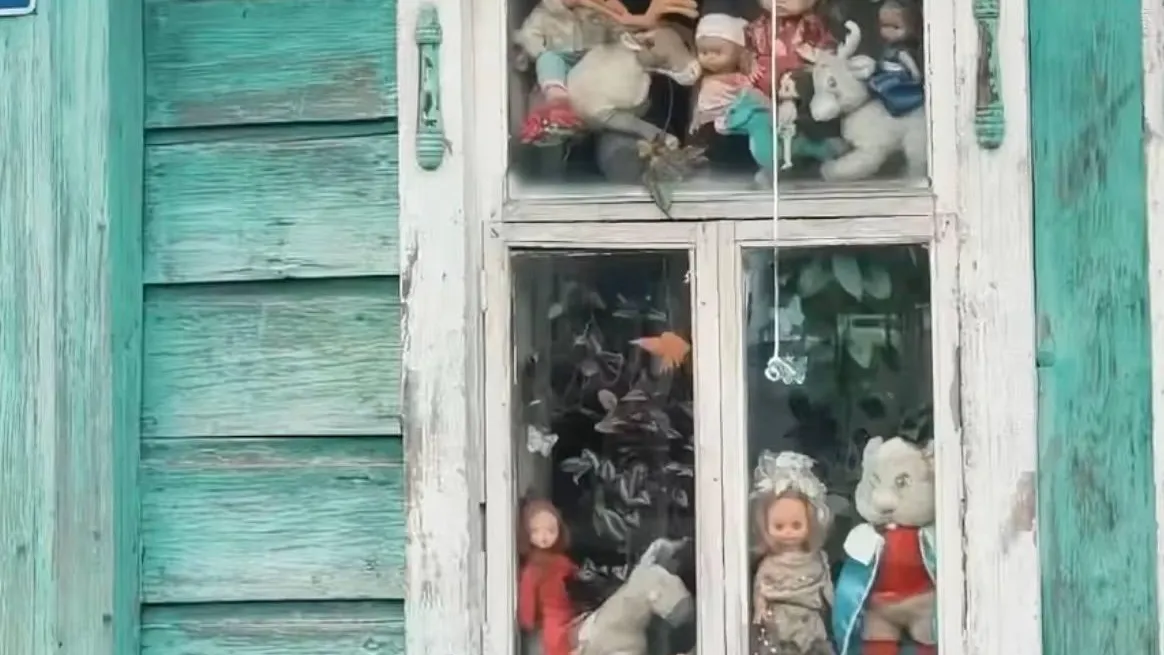 Кукольный ужас: страшный дом с пупсами в окне нашли в Тюмени