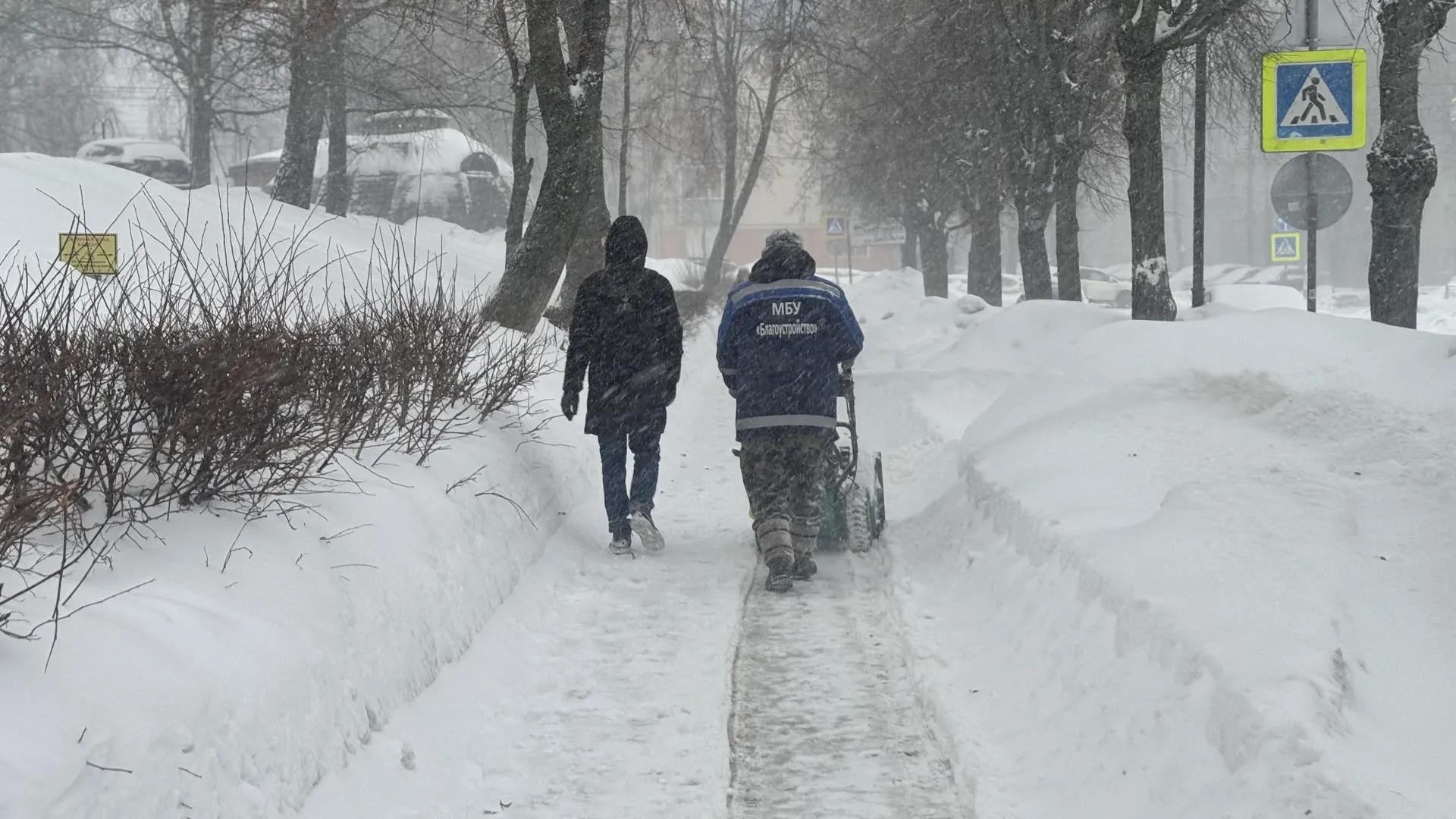 Коммунальщики Ленинского округа Подмосковья расчищают снег с 6 утра