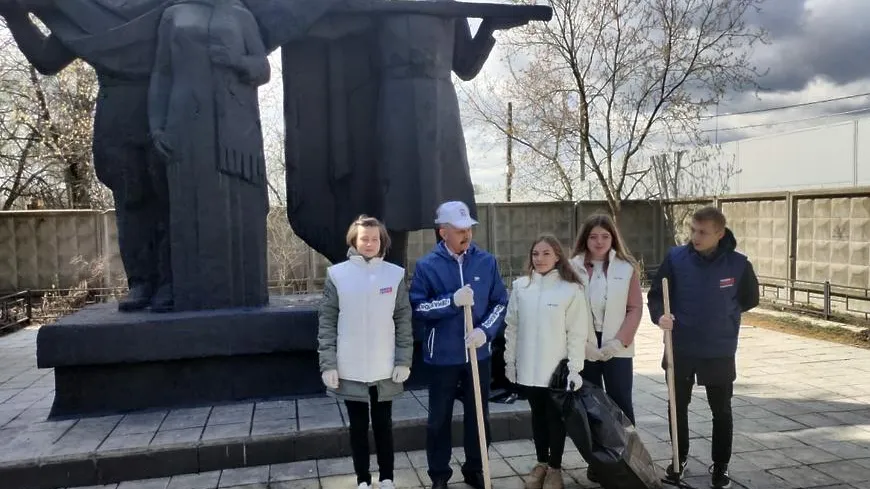 Депутат Мособлдумы принял участие уборке территории у мемориала ВОВ в Щелкове