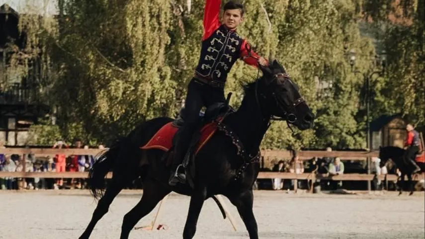 В Котельниках дети участников СВО могут бесплатно научиться верховой езде