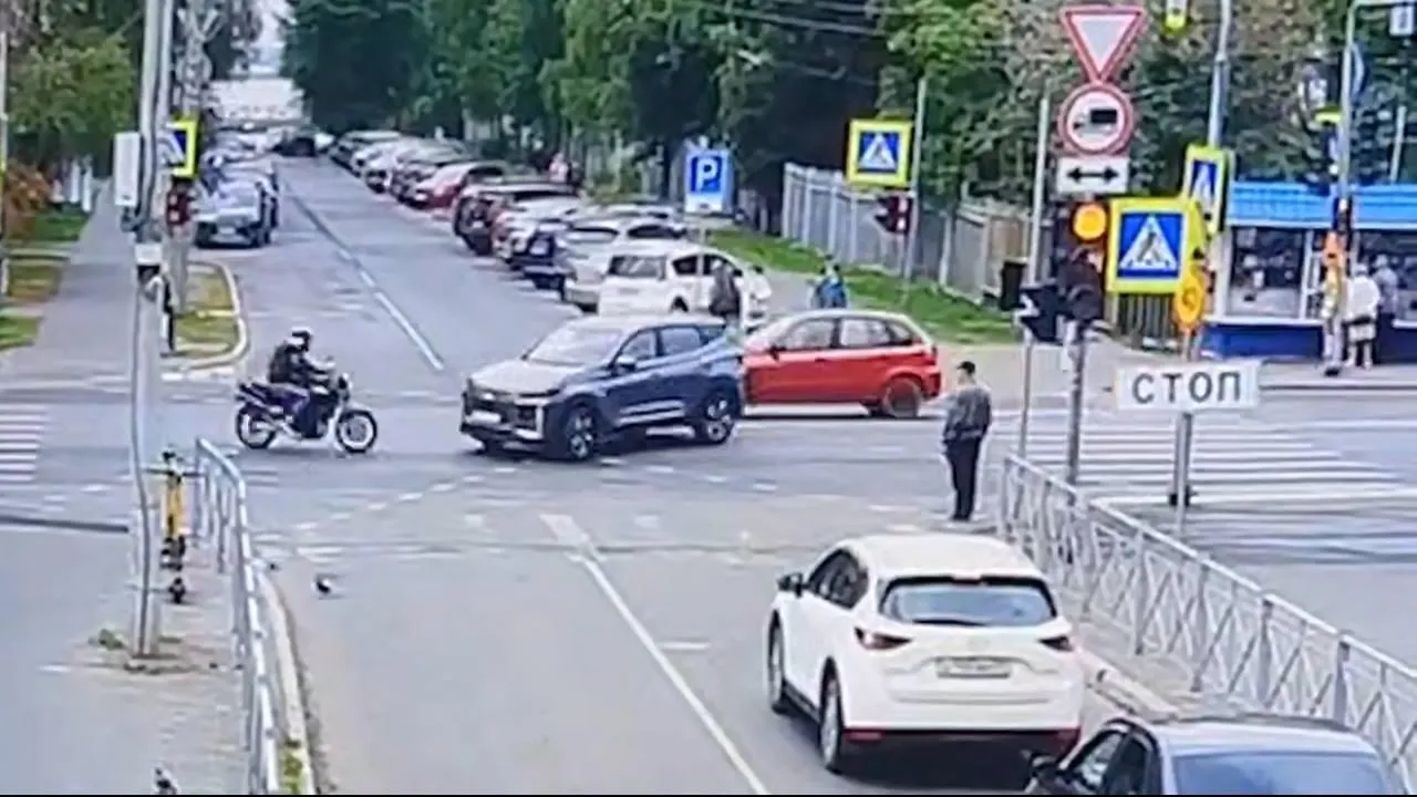 Видео: в Архангельске байкер на полном ходу влетел в машину и чудом выжил