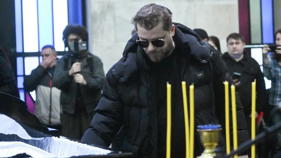 Сергей Бурунов и Гарик Харламов приехали на церемонию прощания с Романом Поповым