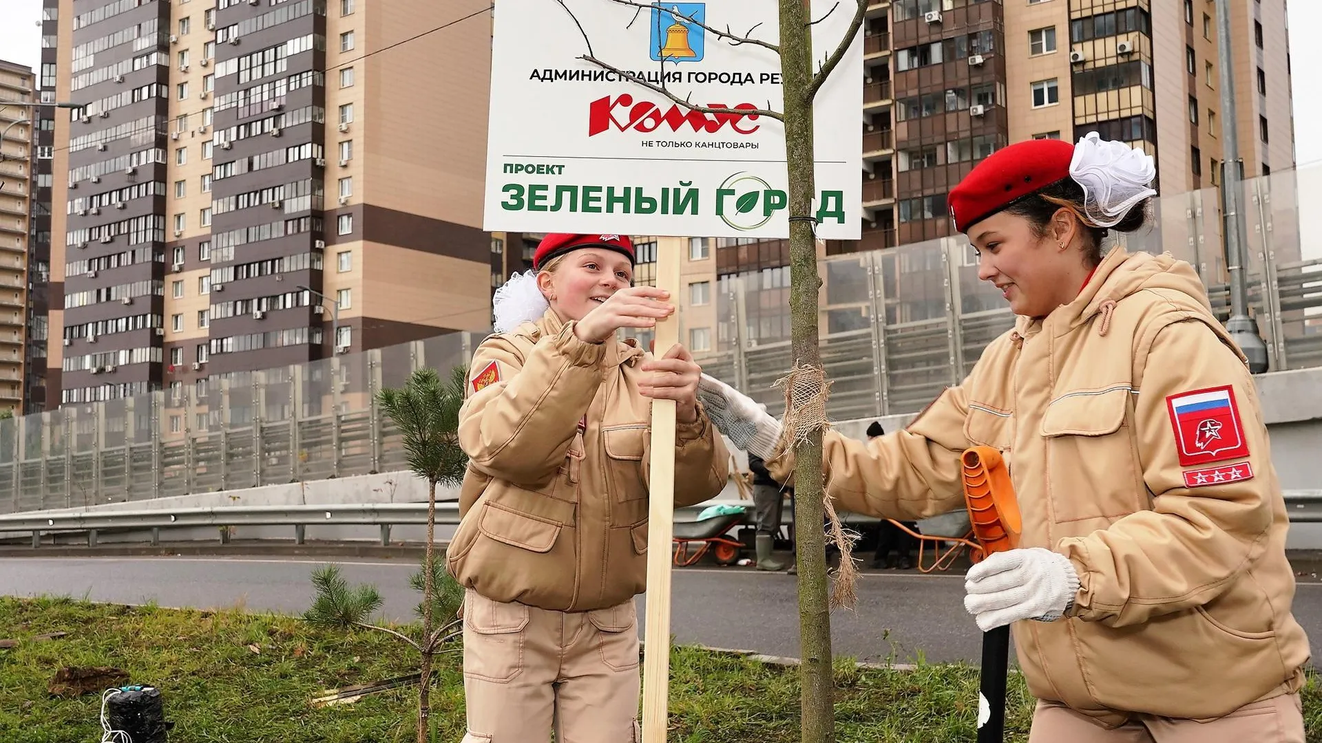 В Реутове высадили 26 черемух на улице Транспортной в рамках экоакции