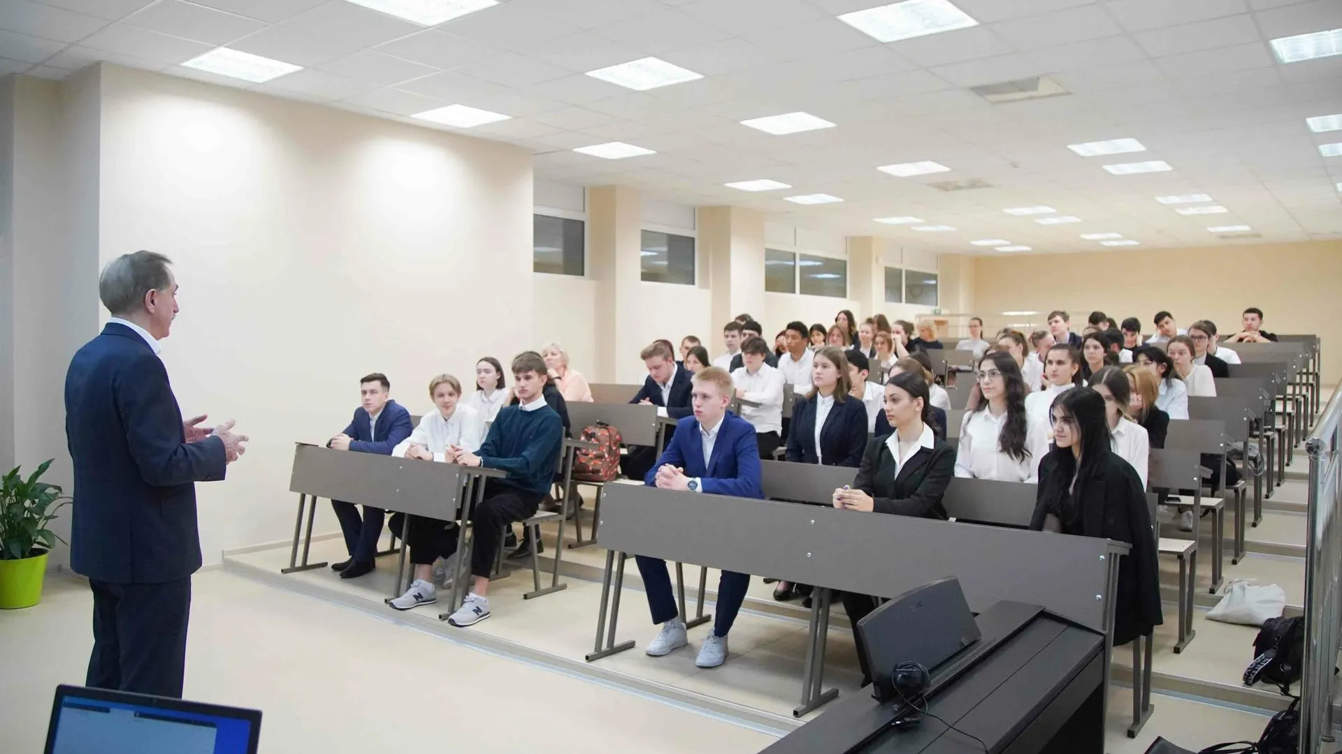 Глава Люберец рассказал школьникам о возникновении Дня местного самоуправления