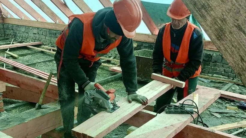 Специалисты из Подмосковья продолжают восстанавливать жилье в Макеевке