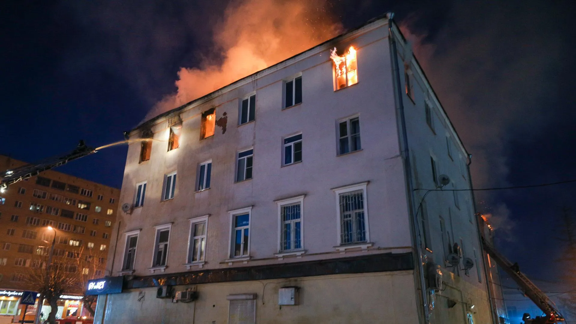 Эвакуированных жильцов горящего в Орехово‑Зуевском округе дома обеспечат всем необходимым