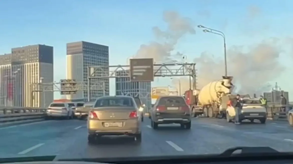 Массовое ДТП с бетономешалкой произошло на западе столицы