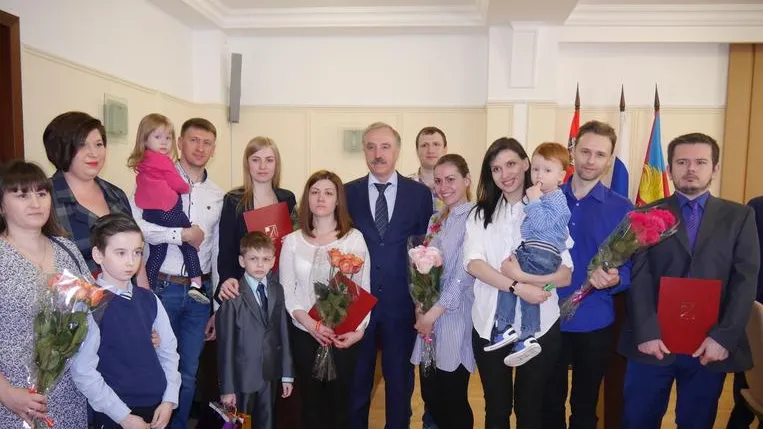 В Люберцах 6 молодым семьям вручили сертификаты на улучшение жилищных условий
