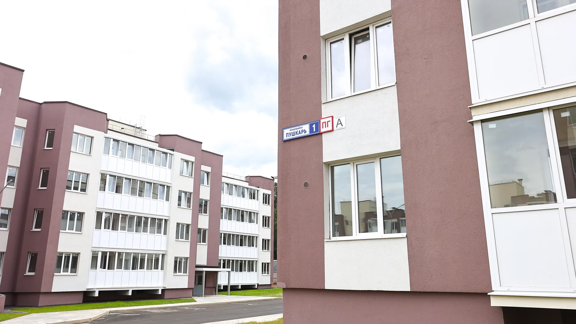 В Подольске ключи вручили 5 жителям, выросшим без попечения родителей