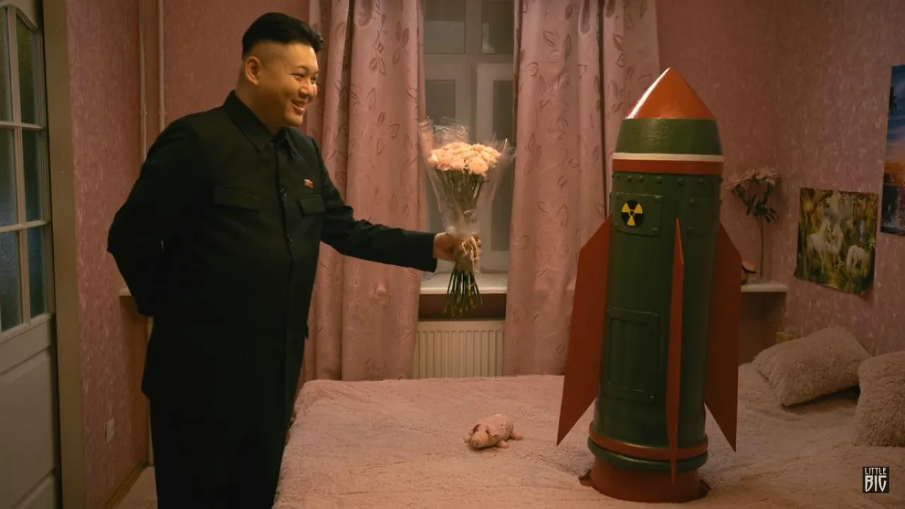 кадр из клипа "LollyBomb" группы Little Big