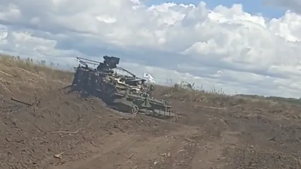 «РВ»: американскую инженерную бронемашину Stryker ВСУ сожгли в Курской области