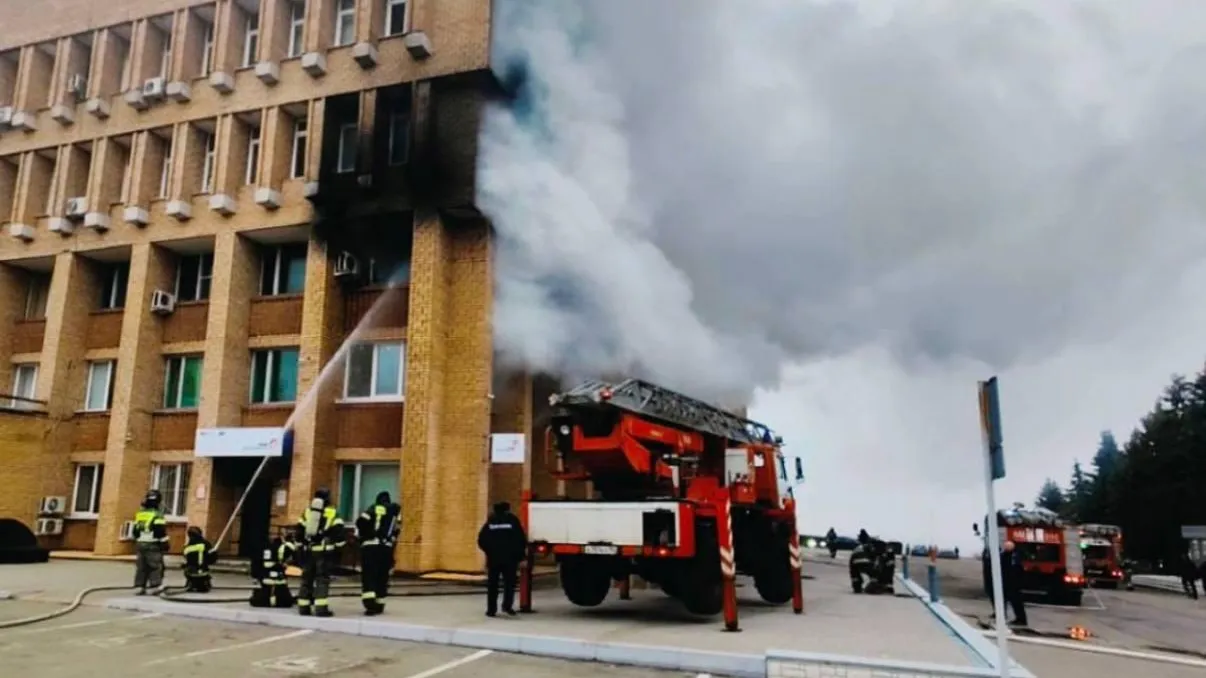 Пожарные потушили загоревшееся задние администрации в Кашире