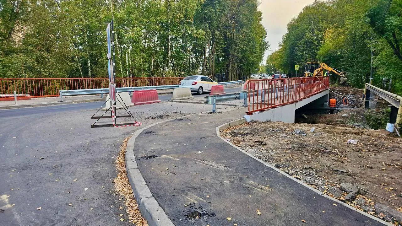 В округе Пушкинский завершили капитальный ремонт мостового перехода через ручей