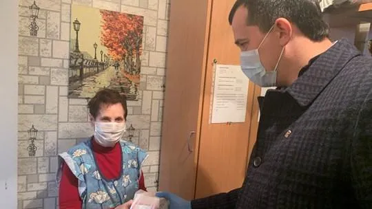 Директор Балашихинского водоканала передал лекарства жительнице округа на самоизоляции