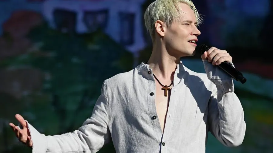 «Я дал слово»: SHAMAN записал клип с мальчиком, чей отец погиб на СВО