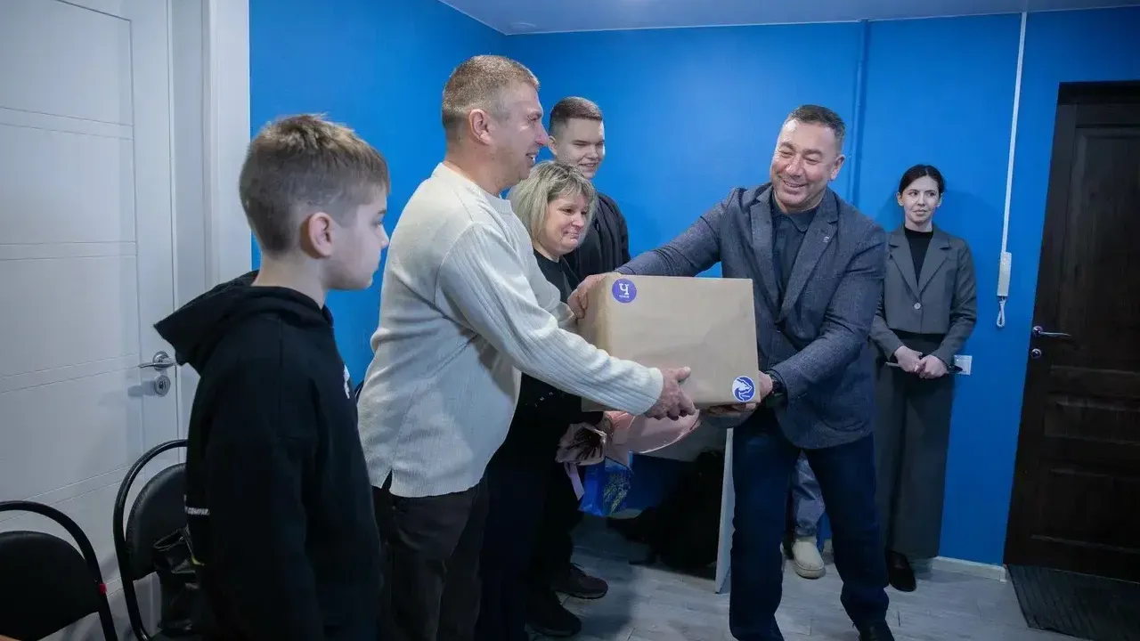 Многодетной семье из Подмосковья вручили ключи от нового жилья
