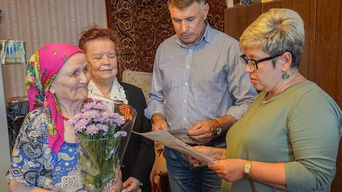 В Котельниках ветерану ВОВ передали поздравление президента РФ с 90‑летием