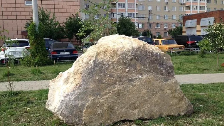 В микрорайоне Кузнечики в Подольске установили камень из города‑героя Смоленска