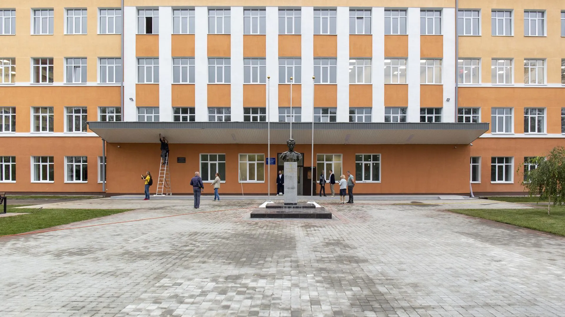 Школа в Подмосковье теперь носит имя Героя Владимира Корнеева
