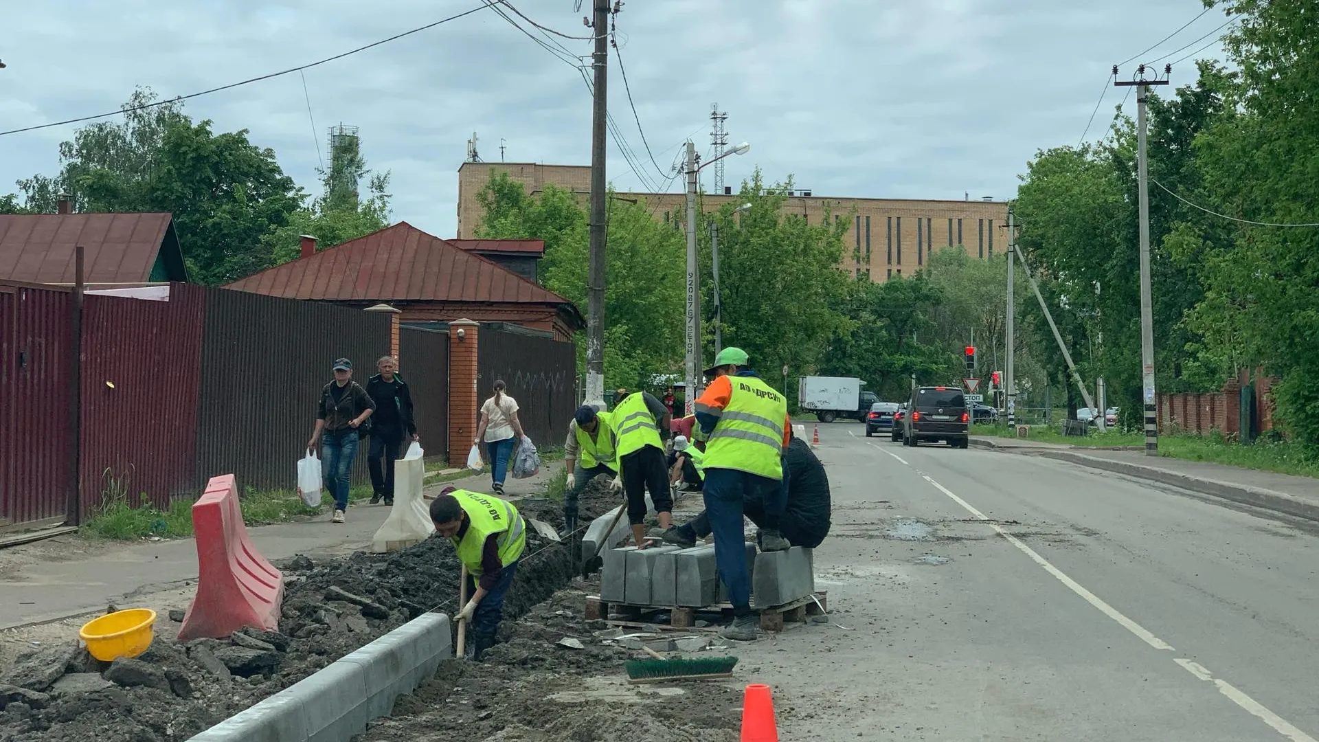 Бортовой камень начали устанавливать в микрорайоне Климовск Подольска на улице Вокзальной