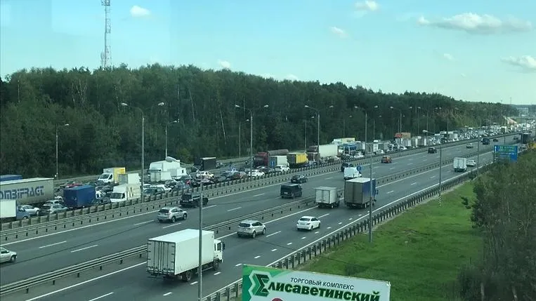 Движение парализовано на Симферопольском шоссе в Подмосковье после крупного ДТП
