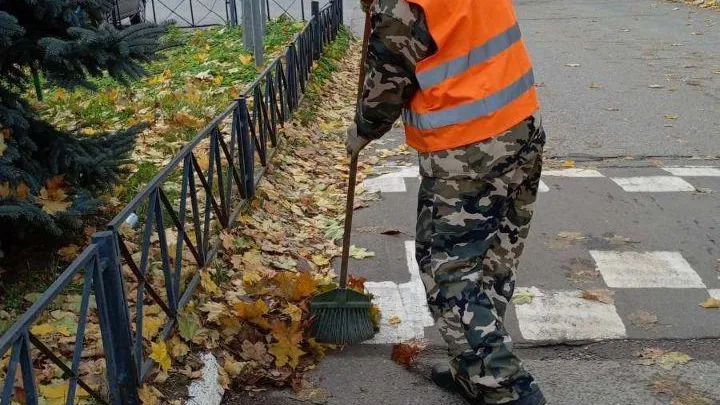 Свыше 85 тыс объектов убрали вручную коммунальные службы Подмосковья с сентября