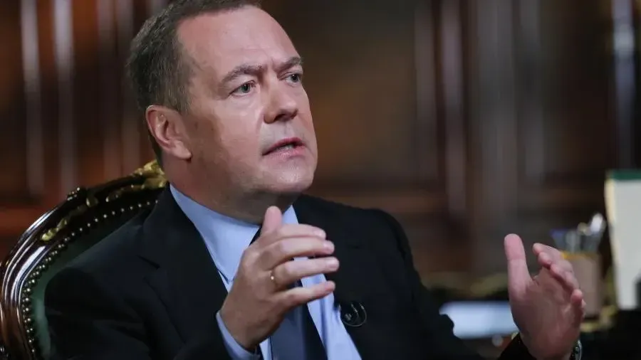 Медведев: Европа может потратить колоссальную сумму на восстановление Украины