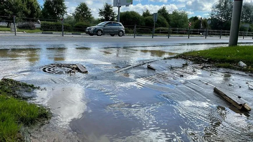 В Мытищах устраняют подтопление на улице Мира из‑за прорыва трубы