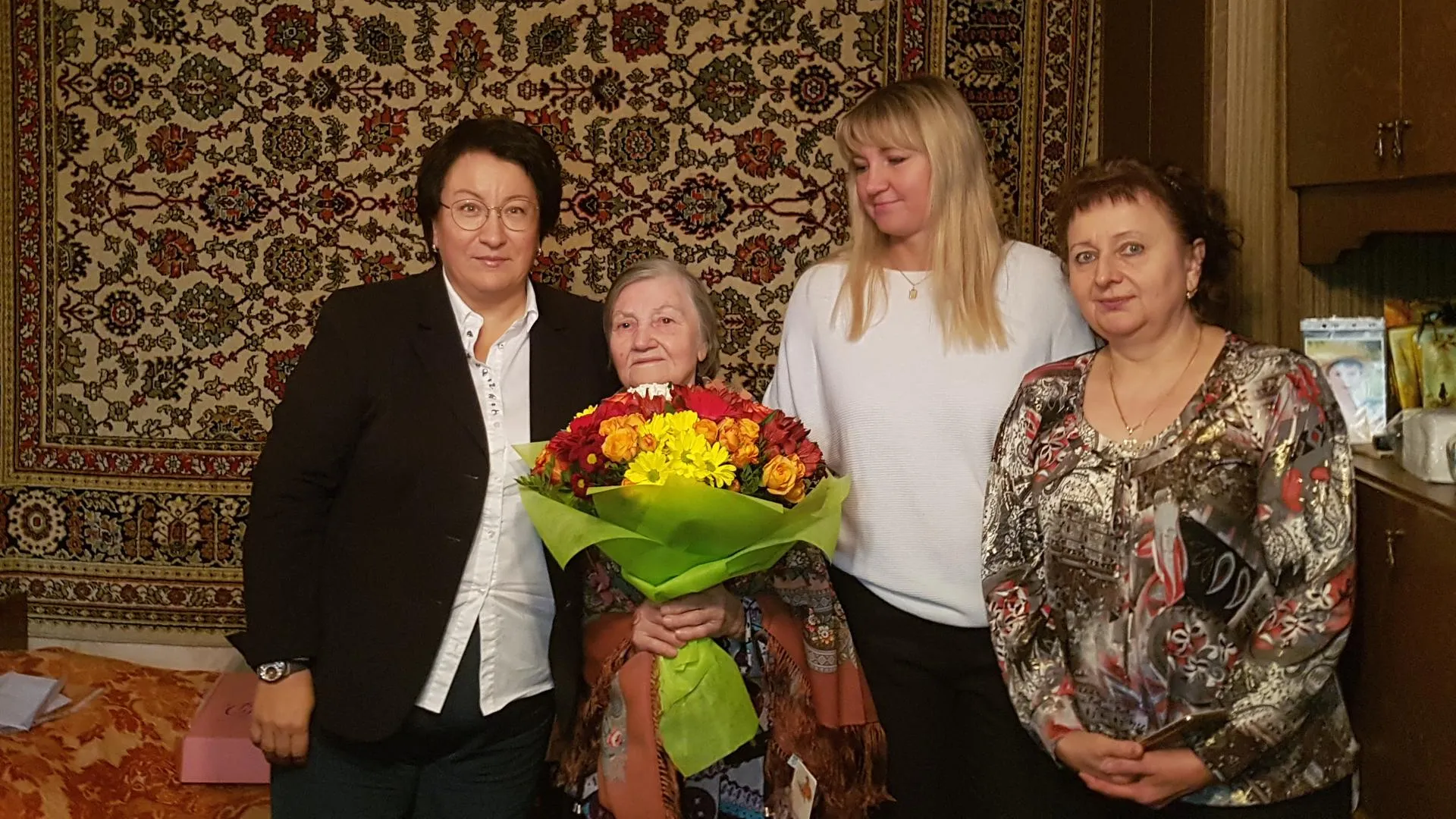 Глава Красногорска Хаймурзина поздравила жительницу округа с 95‑летием