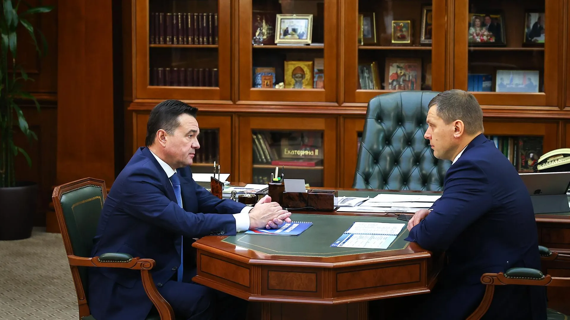 Андрей Воробьев провел рабочую встречу с главой Дмитровского округа Поночевным