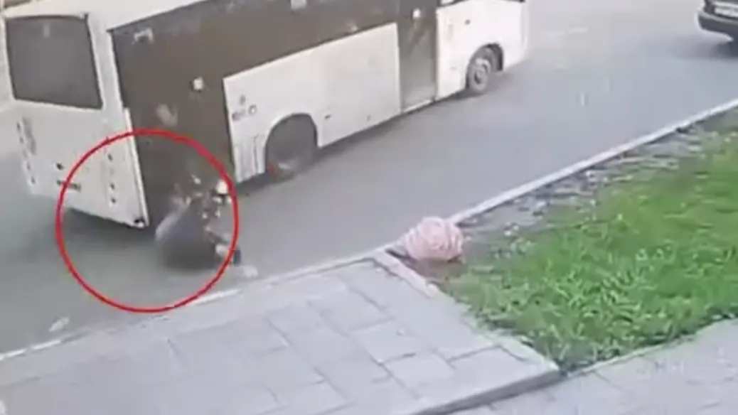 +1 фобия: мама с ребенком выпали из автобуса из-за незакрытой водителем двери