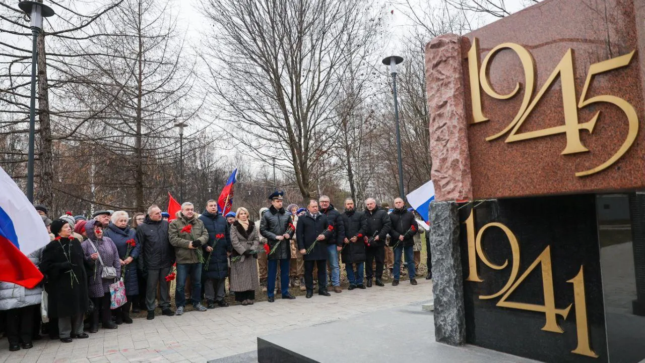 В Мытищах возложили цветы к памятнику землякам, погибшим в годы Великой Отечественной войны