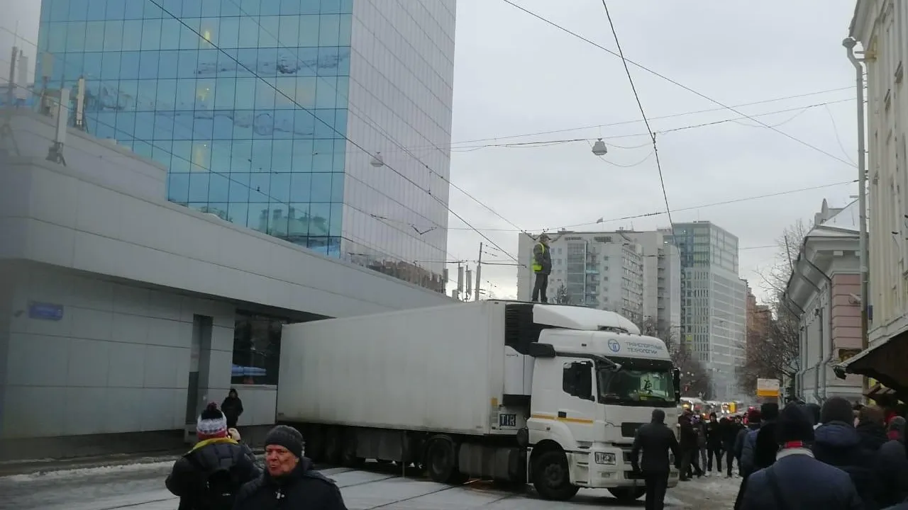 Водитель фуры на полчаса перекрыл движение по Бауманской улице в Москве