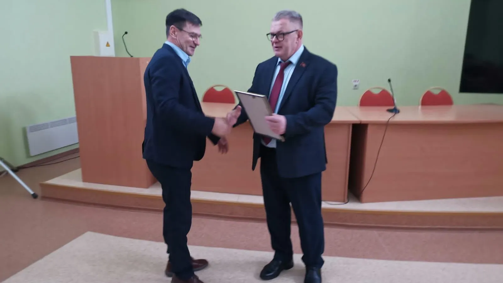 Руководитель фракции КПРФ в Мособлдуме Наумов вручил награды домодедовским футболистам