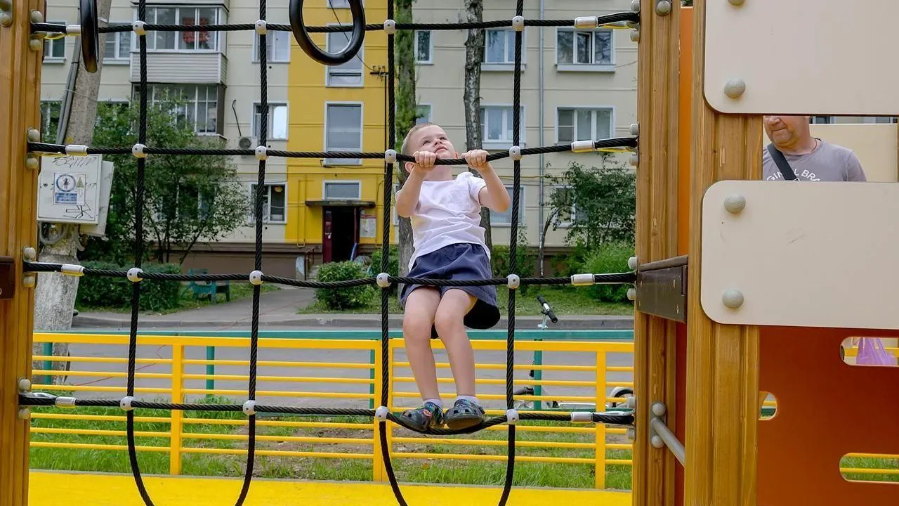 В мкр Львовский Подольска открыли обновленную детскую площадку
