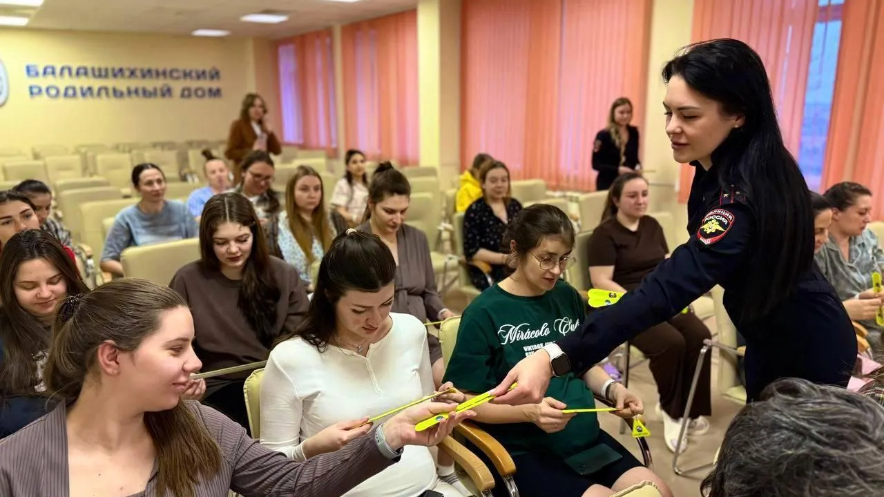 Госавтоинспекторы провели тренинг по перевозке младенцев для будущих мам в Балашихе