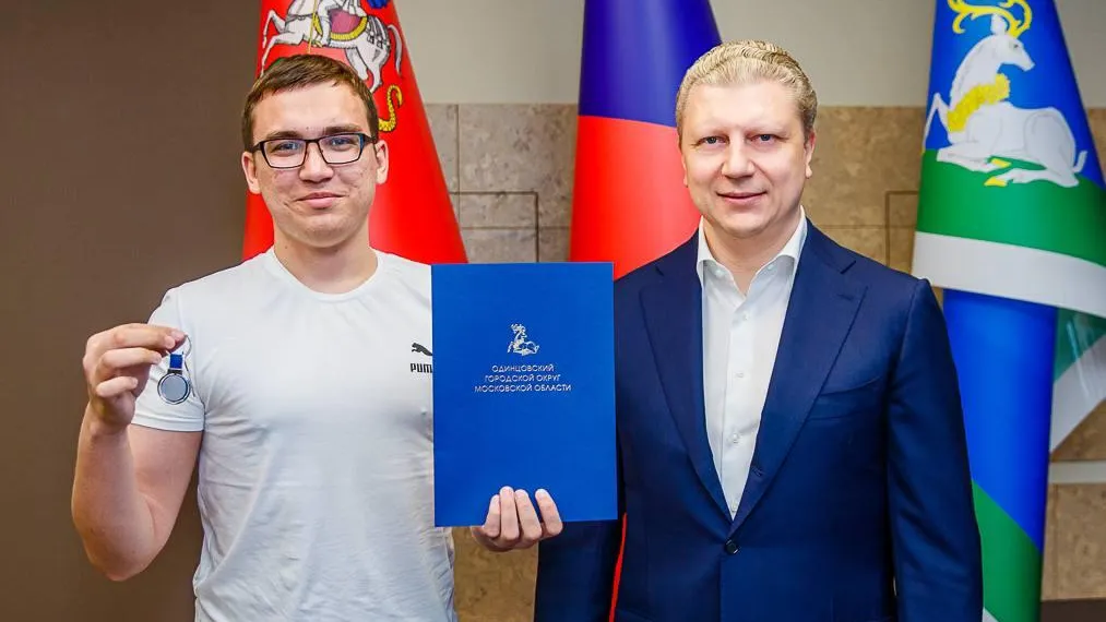 Андрей Иванов вручил юному уроженцу Одинцово ключи от новой квартиры