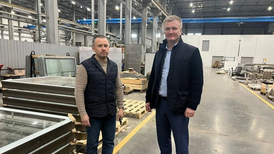 Депутат Дениско ознакомился с производством остановочных павильонов в Люберцах