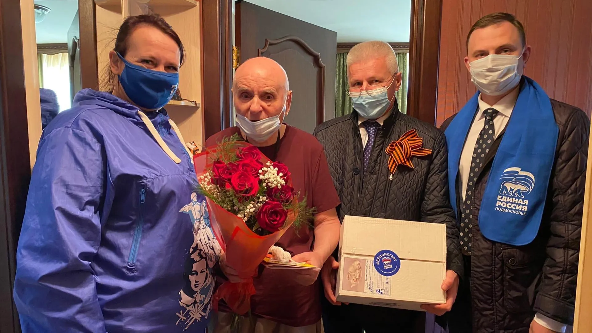 Ветерану ВОВ из Подольска вручили подарки ко Дню Победы