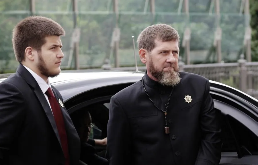 Глава Чеченской Республики Рамзан Кадыров (справа) и его сын Адам Кадыров