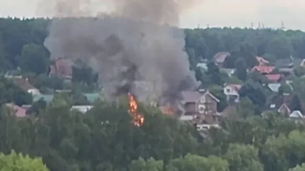 «Дом горит, с***, б****»: кадры пожара после падения обломков БПЛА в Подмосковье