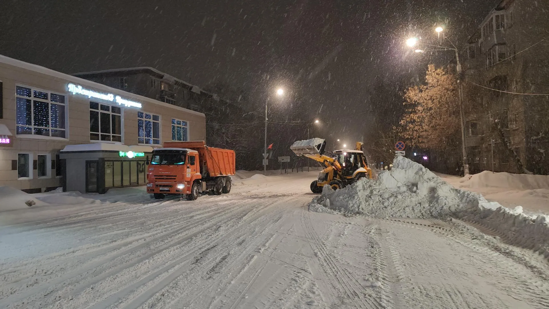 Щелковские коммунальщики вышли на ночную уборку снега