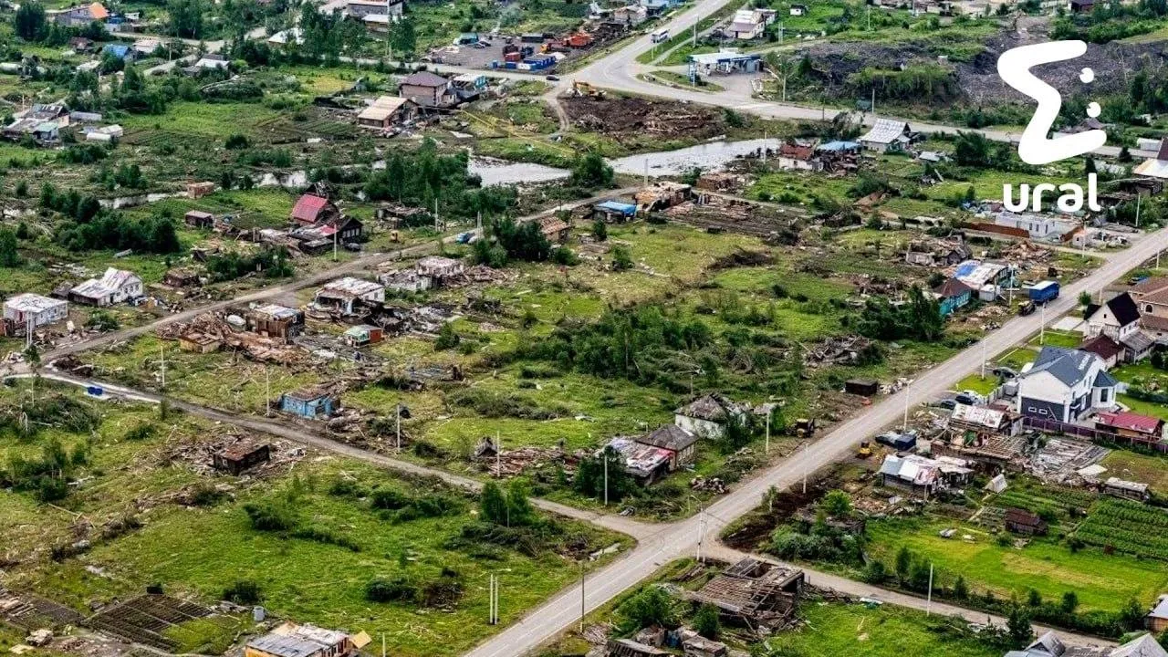 Фото последствий торнадо в Кушве: 123 дома повреждены и 32 разрушены