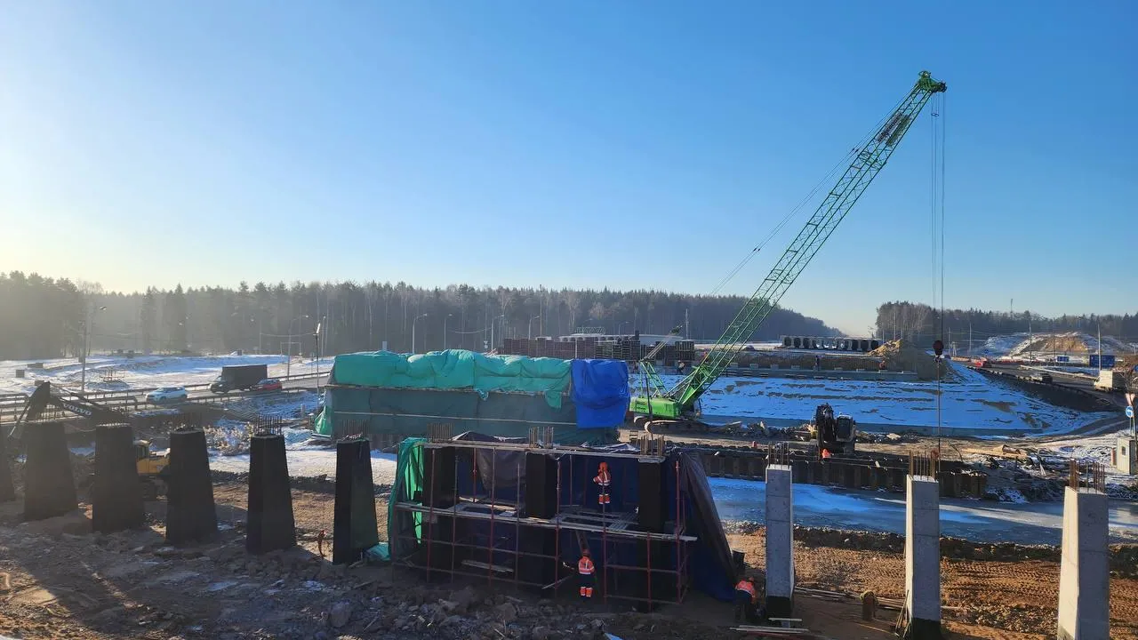 На трассе М-8 «Холмогоры» продолжают возводить мост через реку Скалбу