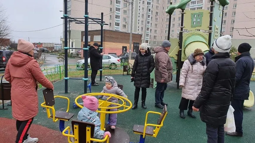 Недостатки выявили при приемке детской площадки в микрорайоне Кузнечики Подольска