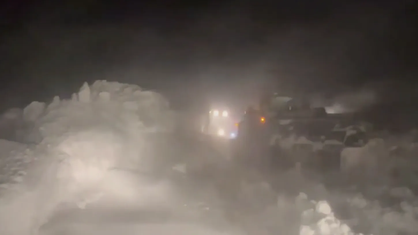 Застрявшая из-за метели в Мурманской области колонна машин смогла выехать