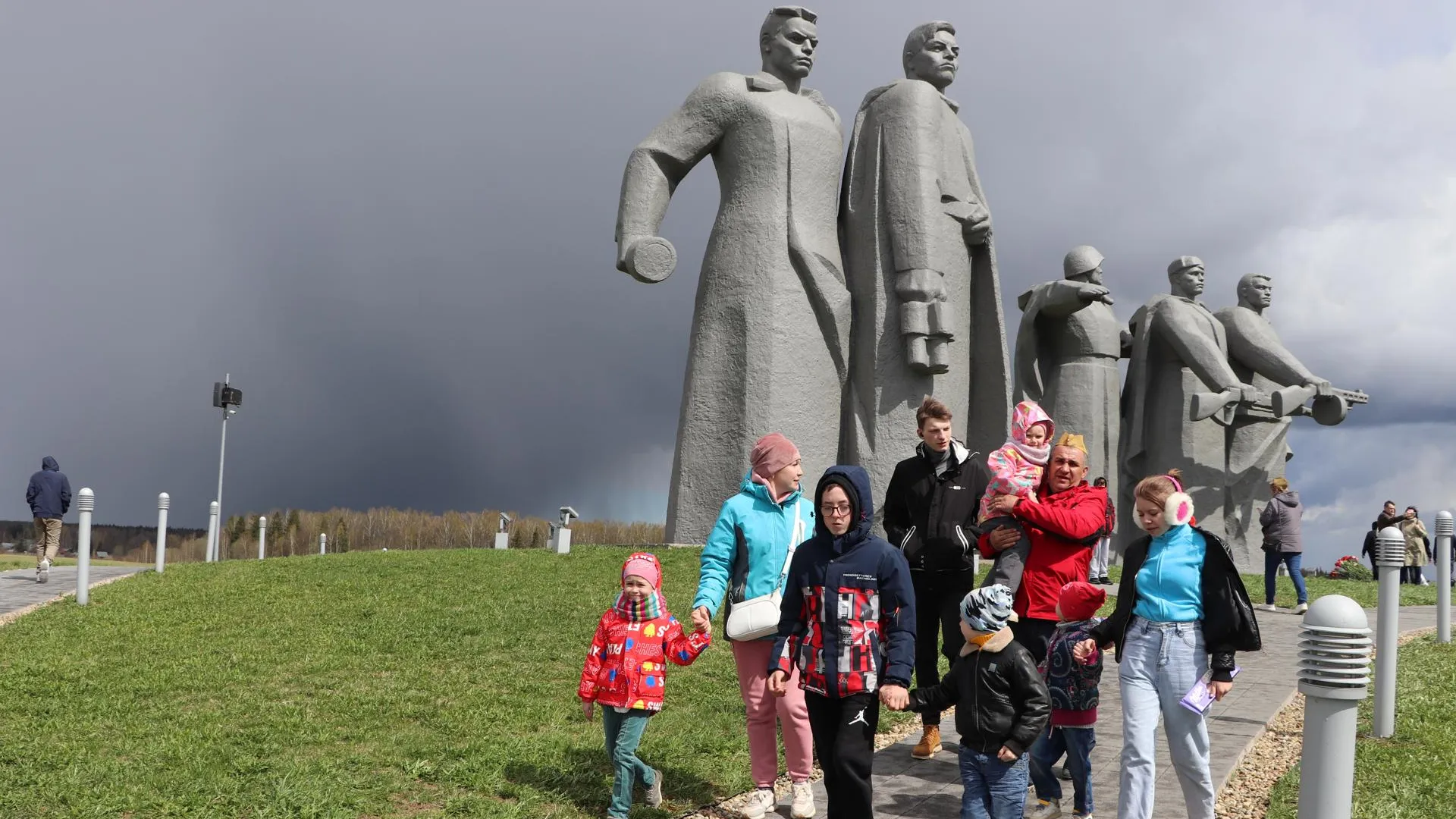 Первый День Победы в Подмосковье: как отметили праздник дети из ЛДНР, взятые под опеку