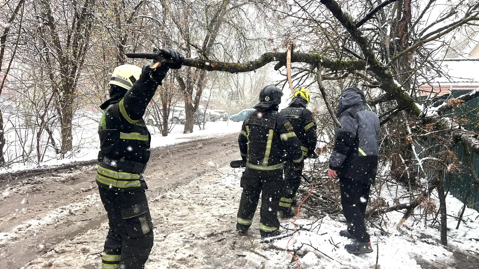 В Дмитровском округе Подмосковья устраняют последствия снегопада