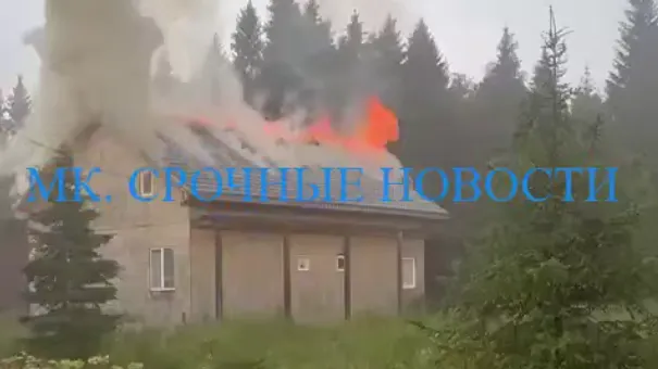 Подозревается молния: жилой дом загорелся в Красной Пахре