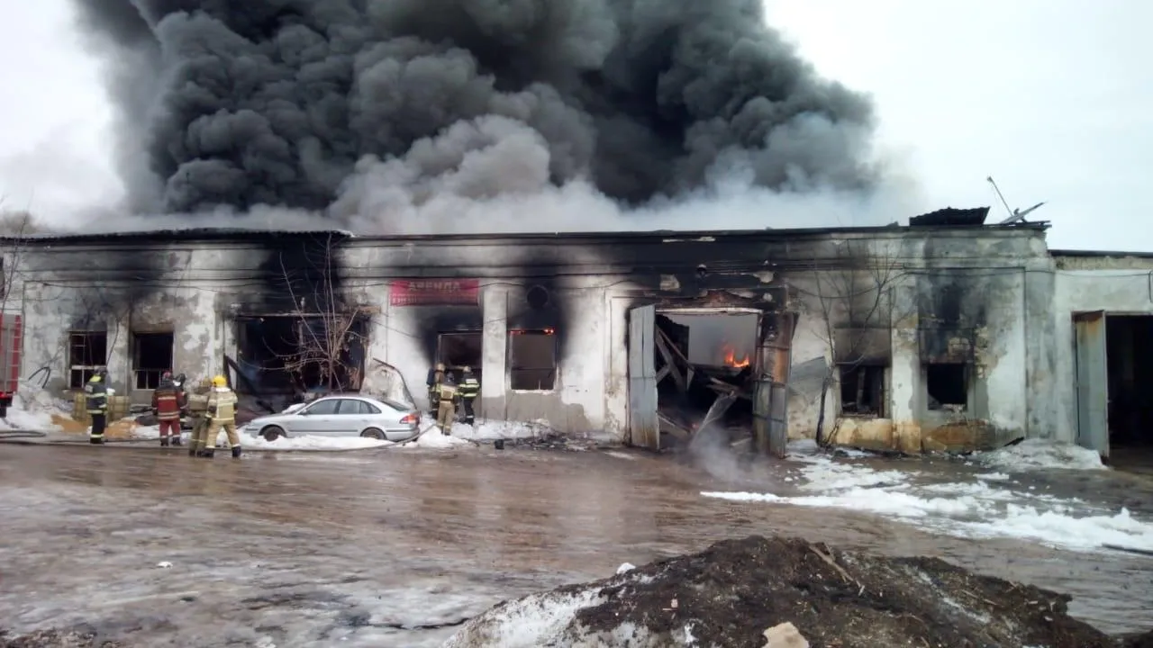 Загоревшуюся хозпостройку потушили в деревне Фенино Балашихи